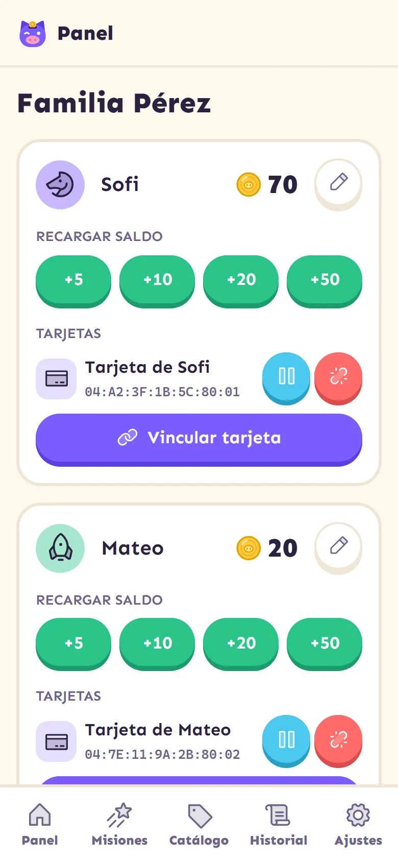 Panel de padres con el saldo de cada niño y su tarjeta vinculada.